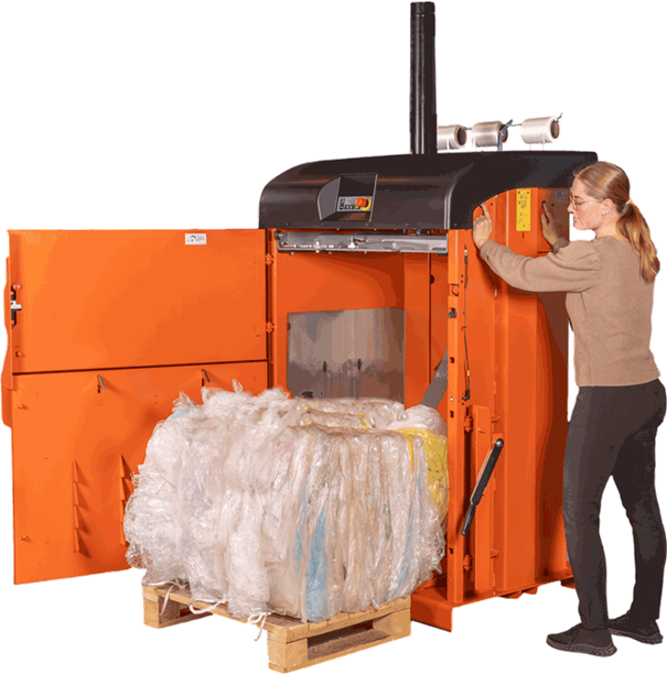 Afgeperste baal karton en plastiek uit compacte verticale balenpers 3110