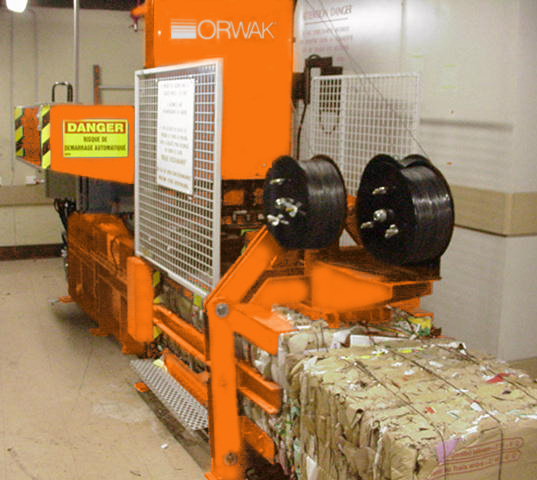 ORWAK Horizontal 15 AT tijdens automatisch afbinden van kartonbalen