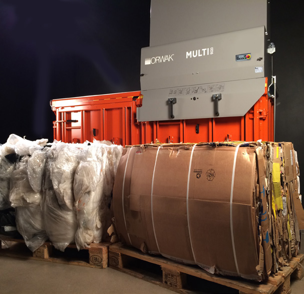 Karton- en plastiekbalen geproduceerd door ORWAK Multi 9020 S