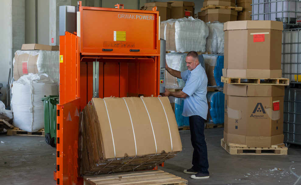 Kartonbaal geproduceerd door ORWAK Power 3420 verticale balenpers