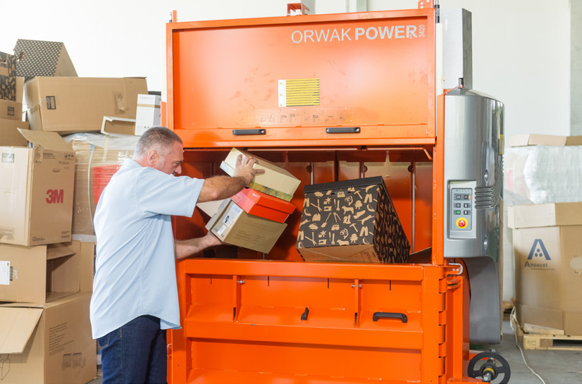 ORWAK Power 3420 verticale balenpers tijdens invoer van karton