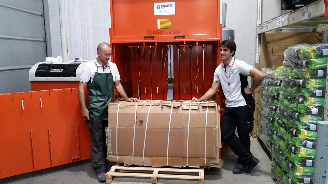 Kartonbaal geproduceerd door ORWAK Power 3820 verticale balenpers