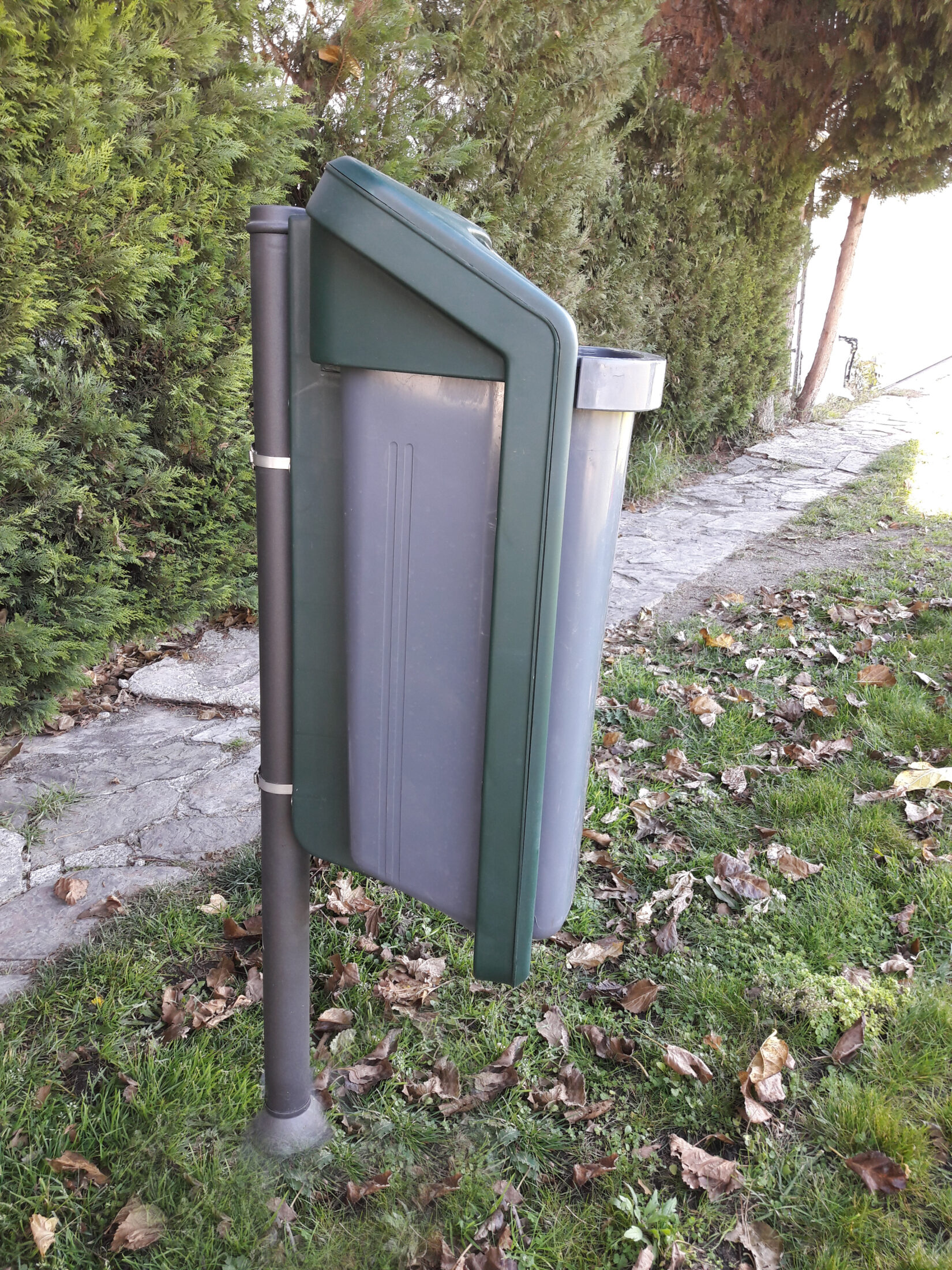 Elegant 50 liter afvalbak bevestigd aan paal 2