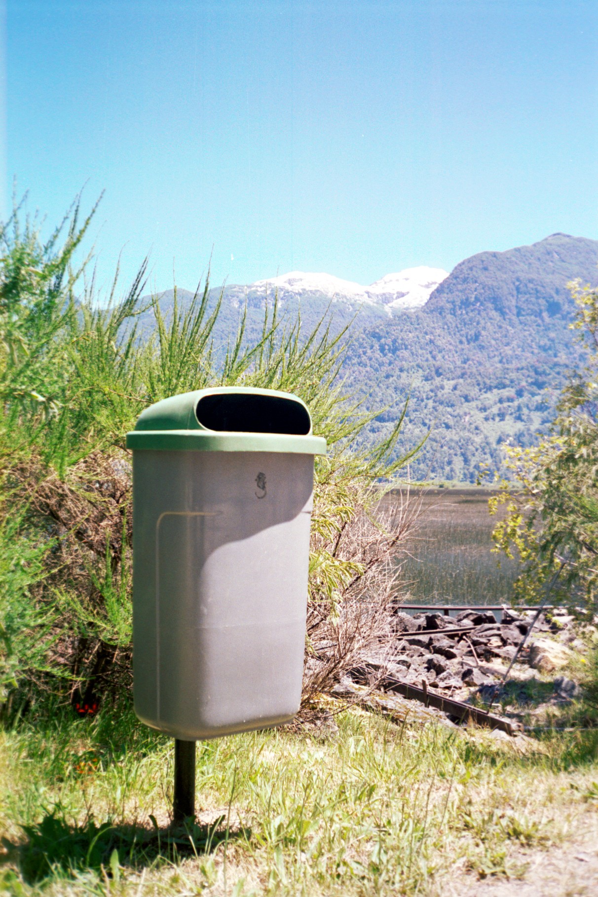 Classic 50 liter straatafvalbak in openbare ruimte